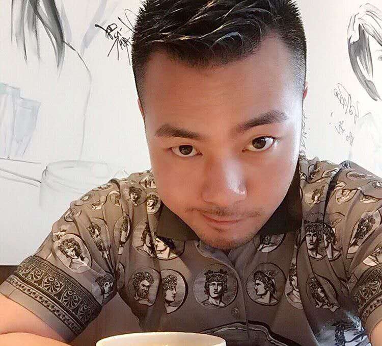 刘江平的第一张照片--上海结交中间