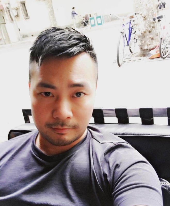 刘江平的第二张照片--上海结交中间